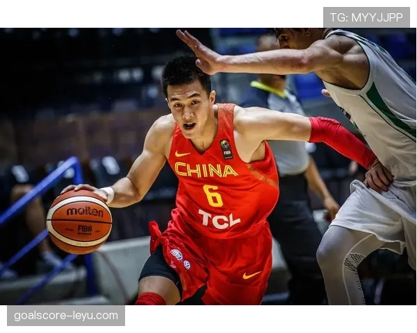 莱奥无球跑动与战术懒散的两面性解析 莱奥无球跑动与战术懒散的两面性解析