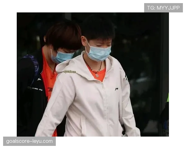 丁霞训练完直接蹲路边啃烧饼，这自律程度我真服了