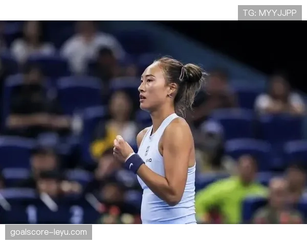 郑钦文赛场像猛兽，机场拎着大牌行李箱——普通人脑补不出的两副生活